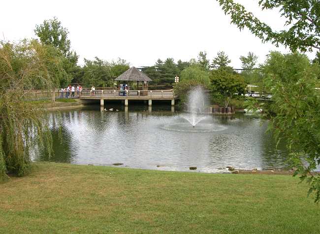 Small lake by the enterance to the Rolling Hills Zoo