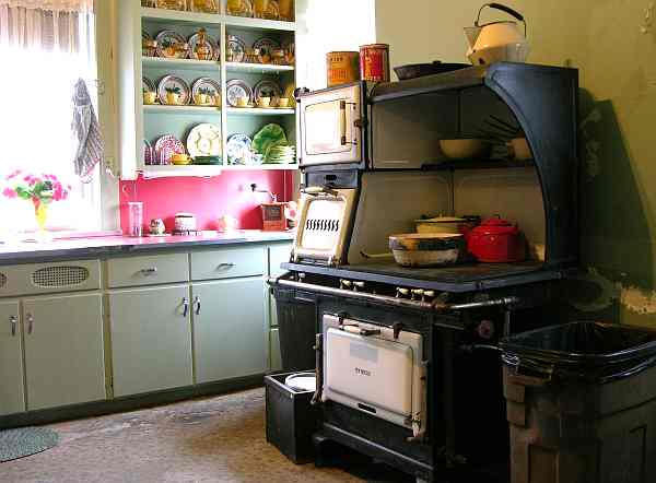 Brown Mansion kitchen