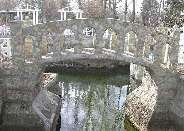 Kracht Castle Moat and bridge