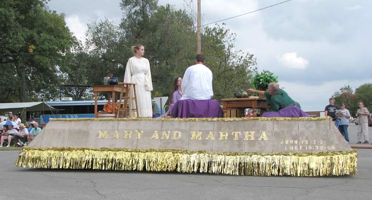 Mary and Martha float in Biblesta parade