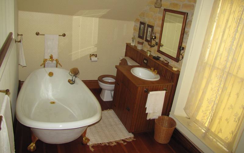 Heym-Oliver House bathroom