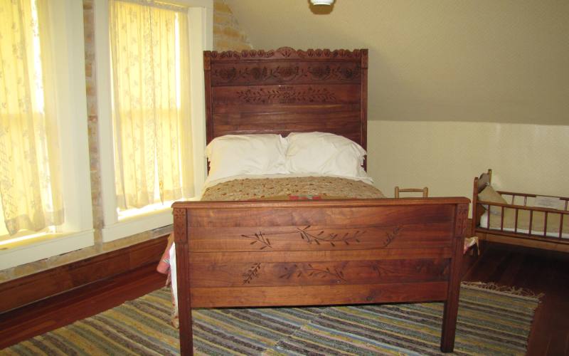 Heym-Oliver House bedroom