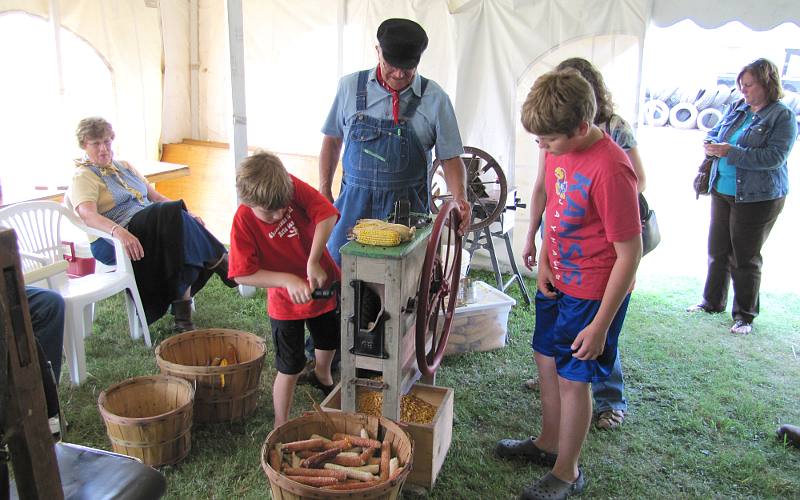 corn shelling at Prairiesta