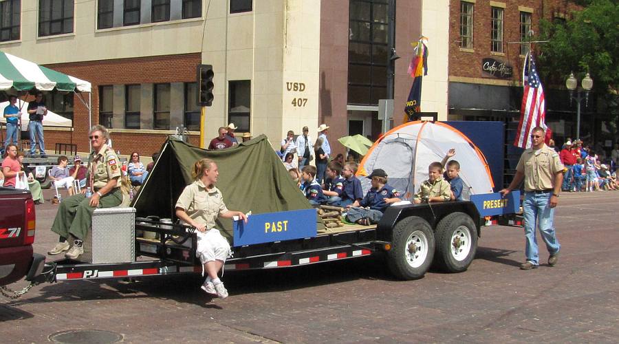 Cub Scouts Pack 118 in the 2011 Prairiesta Parade