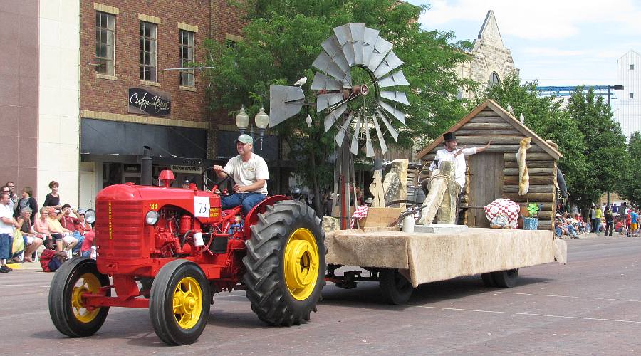 Tractor and float in the Prairiesta Parade