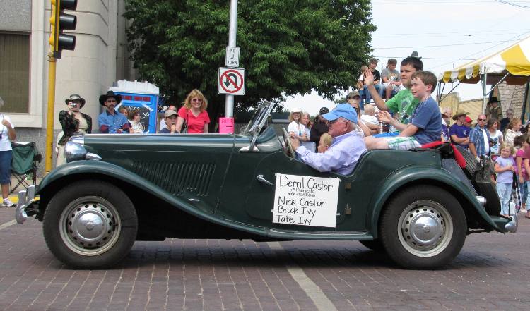 1953 MG Vintage Car in the Prairiesta Parade