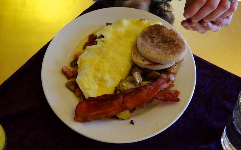 Omelet at the Lyons Tiwn Mansions Bed and Breakfast