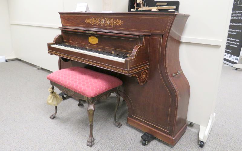 Souflto dog kennel piano