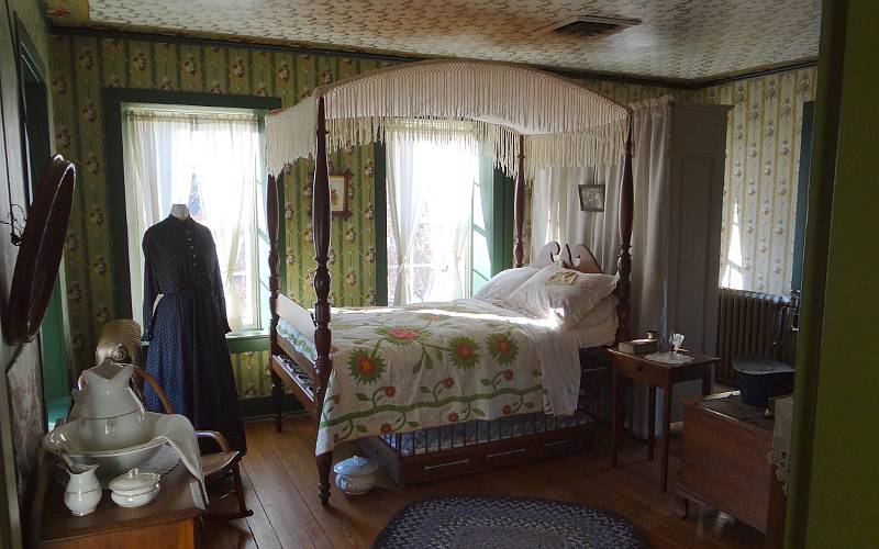 four poster bed in Wolf House Museum