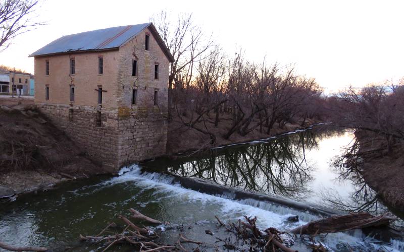 Cottonwood River mill dam falls o Cedar Point, Kansas