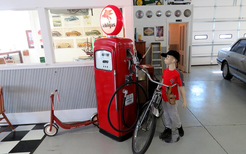 Pegasus gas pump - Mobil Gas