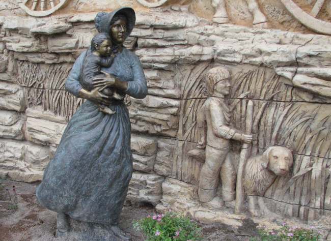 Pioneer woman statue Pioneer Crossing Park