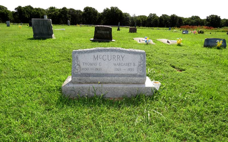 Thomas Creekmore McCurry and Margaret Belle Wright McCurry graves