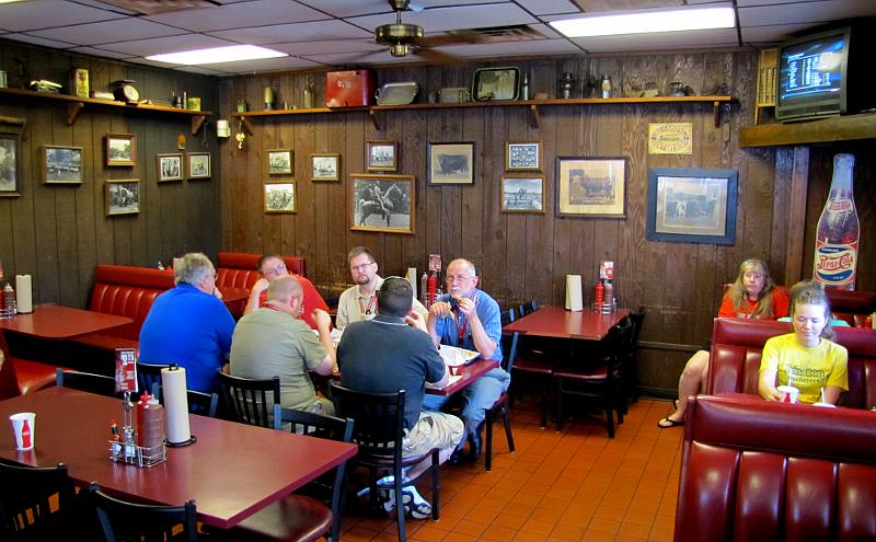 Smokin' Joe's dining room