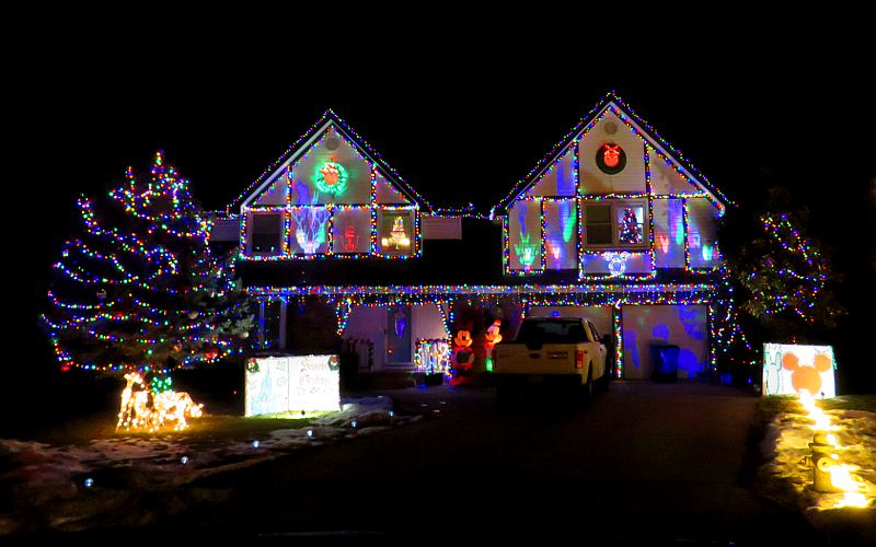 1110 East Sleepy Hollow Drive Christmas Display - Olathe, Kansas