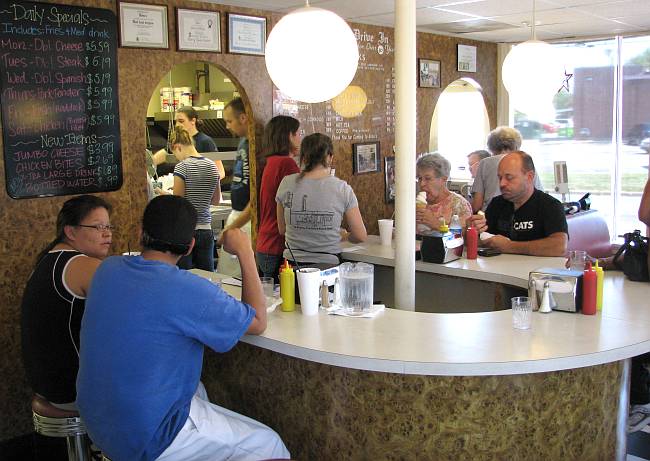 Bobo's Drive in dining room